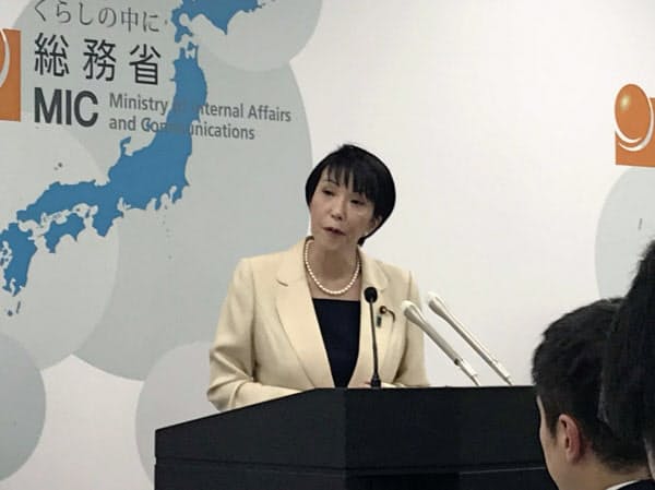 総務次官の情報漏洩を受け、懲戒処分について発表する高市総務相(20日、総務省)