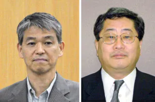 総務次官を辞任した鈴木茂樹氏(左)と日本郵政の鈴木康雄上級副社長=共同