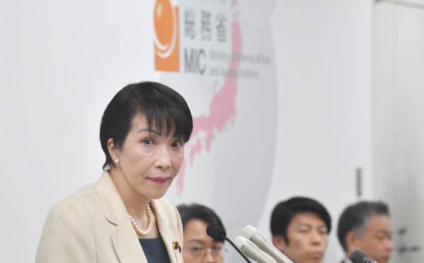 記者会見する高市早苗総務相(20日、総務省)