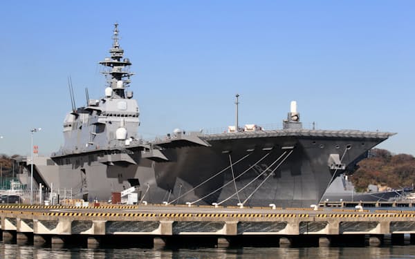 海上自衛隊の基地内に停泊する護衛艦「いずも」（2018年12月19日、神奈川県横須賀市）