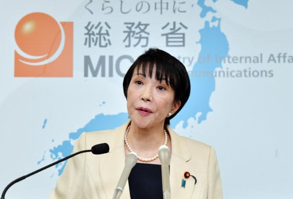 記者会見する高市早苗総務相(20日、総務省)