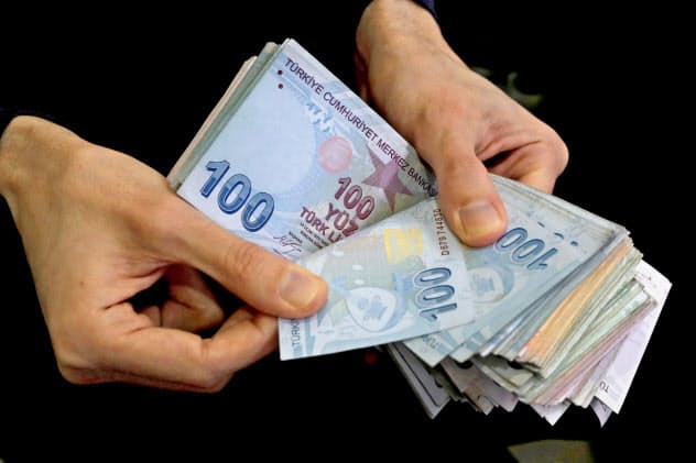 トルコリラは今週、半年ぶりの安値を付けた=ロイター トルコリラは今週、半年ぶりの安値を付けた=ロイター