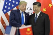 握手するトランプ米大統領(左)と中国の習近平国家主席(6月、大阪)=AP 握手するトランプ米大統領(左)と中国の習近平国家主席(6月、大阪)=AP