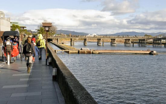 京都 嵐山に可動式止水壁 浸水軽減 景観に配慮 写真 共同 日本経済新聞