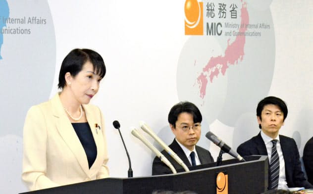 鈴木茂樹総務事務次官の懲戒処分について記者会見する高市早苗総務相 鈴木茂樹総務事務次官の懲戒処分について記者会見する高市早苗総務相