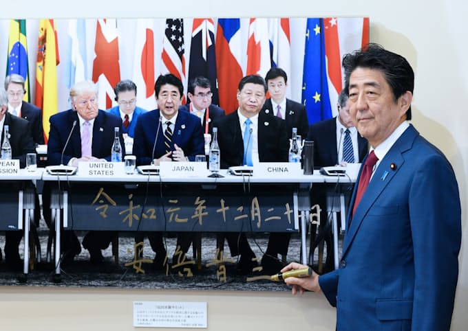 日本 世界の真ん中で輝く 首相が19年回顧 写真展で 日本経済新聞
