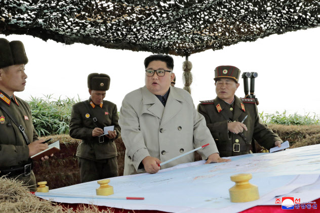 北朝鮮の昌麟島防御隊を視察する金正恩朝鮮労働党委員長=朝鮮中央通信・共同 北朝鮮の昌麟島防御隊を視察する金正恩朝鮮労働党委員長=朝鮮中央通信・共同