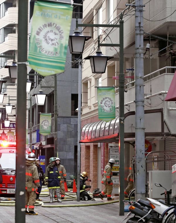 火災があったマンション(右)=22日午前8時12分、東京都文京区=共同