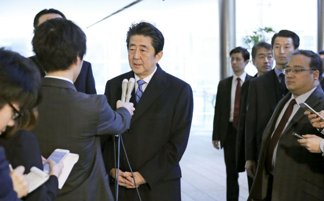 中国への出発を前に記者団の取材に応じる安倍首相(23日、首相官邸) 中国への出発を前に記者団の取材に応じる安倍首相(23日、首相官邸)