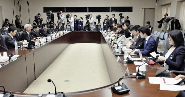 コンビニを巡る課題を議論する経産省の有識者検討会の会合(23日午前、経産省)