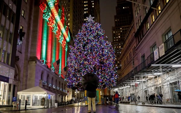 ニューヨーク証券取引所(左)とクリスマスツリー=ロイター