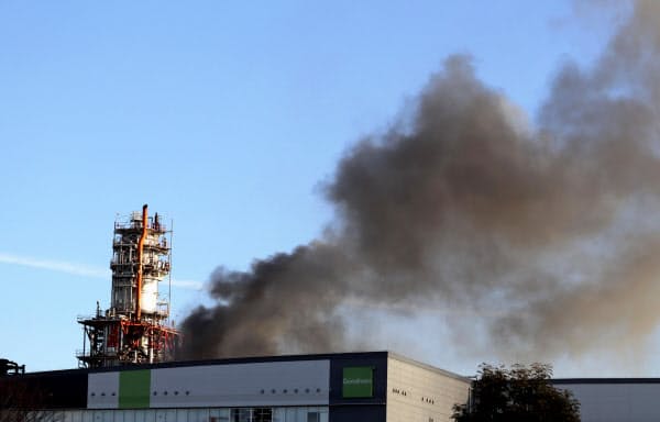 石油会社の敷地内で発生した火災で、黒煙が上がる現場付近(24日午前8時30分ごろ、川崎市)=共同