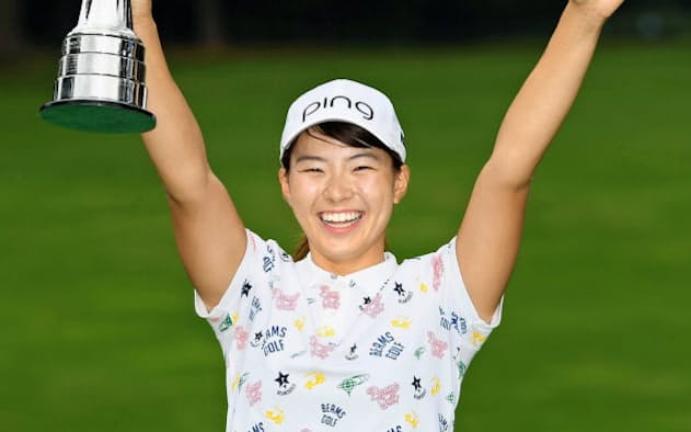 渋野はトーナメントに詰めかけたギャラリーに対し努めて笑顔で応える=ゲッティ共同 渋野はトーナメントに詰めかけたギャラリーに対し努めて笑顔で応える=ゲッティ共同