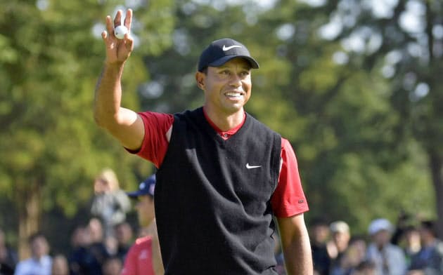 ZOZOチャンピオンシップで優勝を決めたタイガー・ウッズ。米ツアー史上最多の通算82勝に並んだ=共同 ZOZOチャンピオンシップで優勝を決めたタイガー・ウッズ。米ツアー史上最多の通算82勝に並んだ=共同