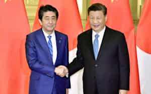 会談を前に握手する安倍首相と中国の習近平国家主席(23日、北京の人民大会堂)=共同 会談を前に握手する安倍首相と中国の習近平国家主席(23日、北京の人民大会堂)=共同