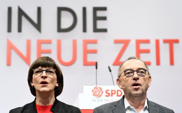 ドイツ社会民主党はエスケン氏(左)とワルターボーヤンス氏の急進的に思える指導部を選んだが、大連立から離脱する確信は持てない＝ロイター