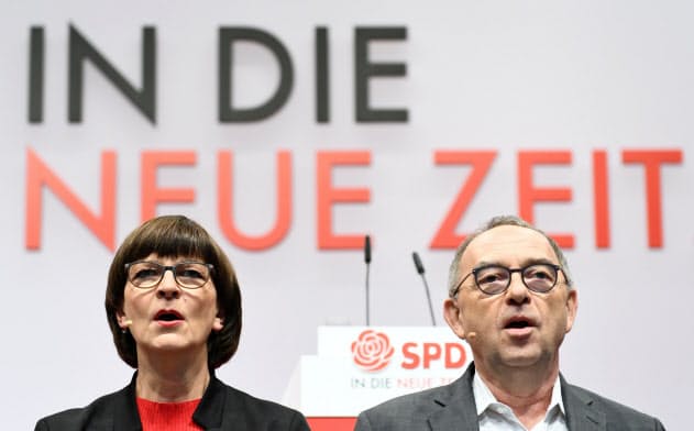 ドイツ社会民主党はエスケン氏(左)とワルターボーヤンス氏の急進的に思える指導部を選んだが、大連立から離脱する確信は持てない=ロイター ドイツ社会民主党はエスケン氏(左)とワルターボーヤンス氏の急進的に思える指導部を選んだが、大連立から離脱する確信は持てない=ロイター