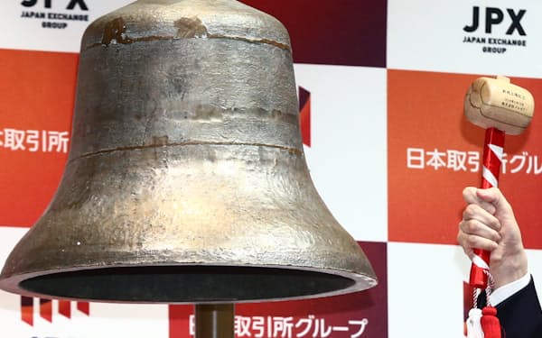 東証の上場セレモニーでは鐘を打ち鳴らす