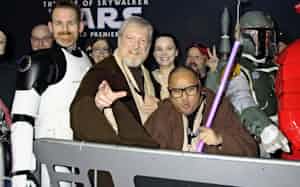 「スター・ウォーズ」の上映イベントに様々なキャラクターに扮して集まったファン(米ロサンゼルス)=共同 「スター・ウォーズ」の上映イベントに様々なキャラクターに扮して集まったファン(米ロサンゼルス)=共同
