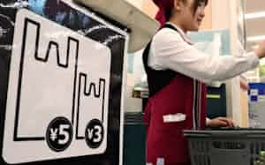 イオン九州は13年にレジ袋を有料化した(福岡県粕屋町) イオン九州は13年にレジ袋を有料化した(福岡県粕屋町)