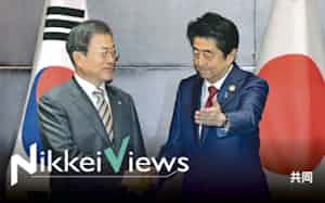 日韓首脳はひとまず対話継続の体裁を整えた。会談に臨む文在寅大統領(左)と安倍首相=24日、中国・成都(共同) 日韓首脳はひとまず対話継続の体裁を整えた。会談に臨む文在寅大統領(左)と安倍首相=24日、中国・成都(共同)