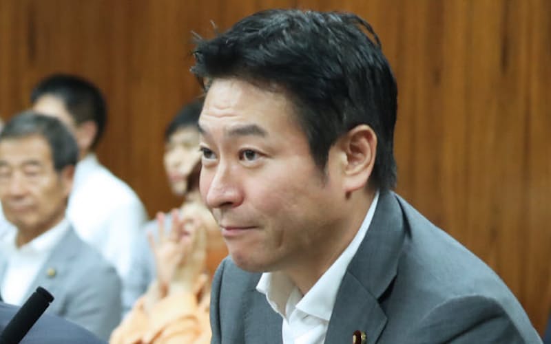 2018年にIR法案が参院内閣委員会で可決された際、一礼する秋元司国交副大臣(当時) 2018年にIR法案が参院内閣委員会で可決された際、一礼する秋元司国交副大臣(当時)