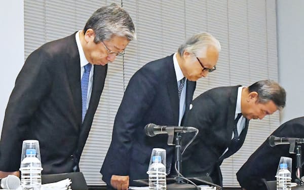 かんぽ生命保険の不適切販売問題で記者会見する日本郵政の長門正貢社長(中央)ら=18日、東京・丸の内