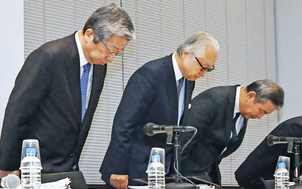 かんぽ生命保険の不適切販売問題で記者会見する日本郵政の長門正貢社長(中央)ら=18日、東京・丸の内