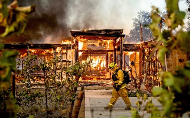 10月、米カリフォルニア州の山火事で類焼した家屋=AP 10月、米カリフォルニア州の山火事で類焼した家屋=AP