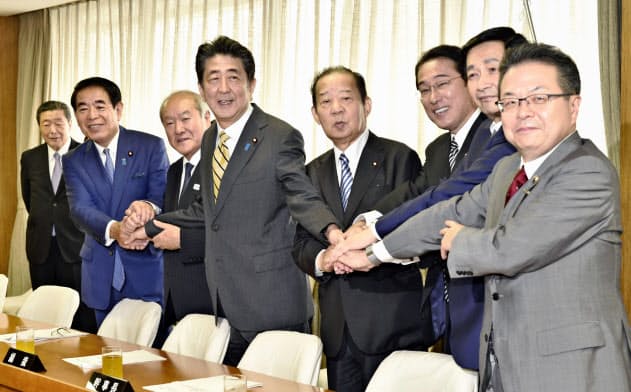 記念撮影におさまる二階幹事長(右から4人目)ら自民党新役員(9月、党本部)=共同 記念撮影におさまる二階幹事長(右から4人目)ら自民党新役員(9月、党本部)=共同
