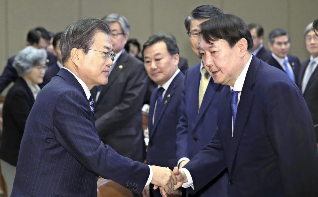 尹錫悦検事総長(手前右)はかつて文在寅大統領が抜てきした人物だ(11月8日、ソウル)=聯合・共同 尹錫悦検事総長(手前右)はかつて文在寅大統領が抜てきした人物だ(11月8日、ソウル)=聯合・共同