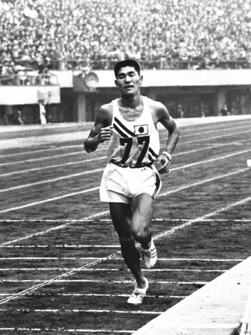 1964年東京五輪の男子マラソンで3着でゴールインする円谷幸吉=共同