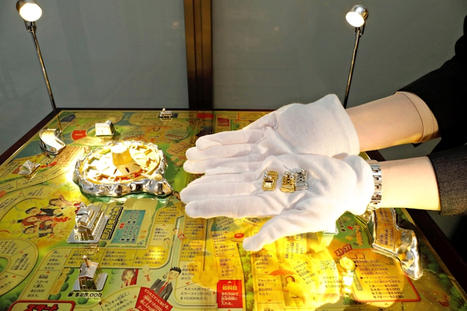 ピカピカの人生ゲーム 純金製 時価1億5000万円 福岡で 日本経済新聞