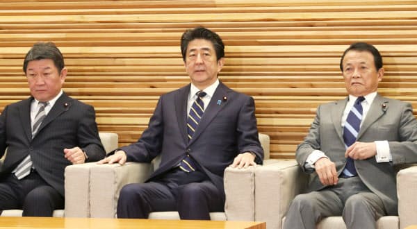 閣議に臨む安倍首相(27日、首相官邸)