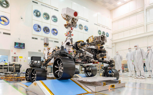走行試験中の米国のマーズ2020の探査車(NASA/JPL-Caltech提供) 走行試験中の米国のマーズ2020の探査車(NASA/JPL-Caltech提供)