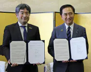 協定締結式にのぞんだ東京電力エナジーパートナーの秋本展秀社長(左)と神奈川県の黒岩祐治知事(27日、県庁) 協定締結式にのぞんだ東京電力エナジーパートナーの秋本展秀社長(左)と神奈川県の黒岩祐治知事(27日、県庁)