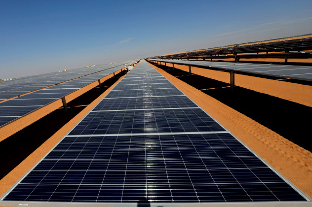 エジプトの大規模太陽光発電=ロイター エジプトの大規模太陽光発電=ロイター