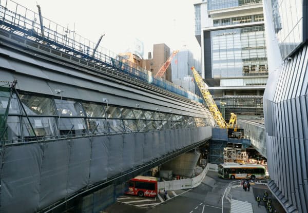 大詰めを迎えた東京メトロ銀座線渋谷駅のホーム移設と線路切り替え工事の現場。左が新駅舎(28日午前、東京都渋谷区)