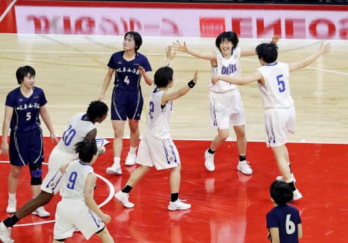 全国高校バスケ 桜花学園3大会ぶりv 岐阜女に競り勝つ 写真 共同 日本経済新聞 全国高校バスケ 桜花学園3大会ぶりv 岐阜女に競り勝つ 写真 共同 日本経済新聞
