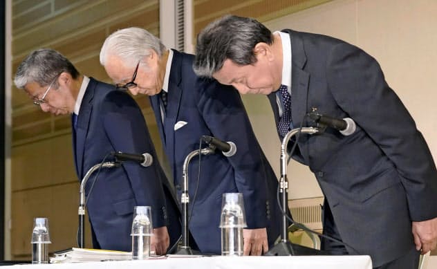 記者会見の冒頭、頭を下げる(左から)日本郵便の横山邦男社長、日本郵政の長門正貢社長、かんぽ生命の植平光彦社長=27日午後、東京都千代田区 記者会見の冒頭、頭を下げる(左から)日本郵便の横山邦男社長、日本郵政の長門正貢社長、かんぽ生命の植平光彦社長=27日午後、東京都千代田区