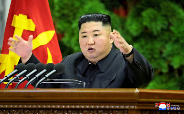 朝鮮労働党の中央委員会総会で報告する金正恩氏=朝鮮中央通信・ロイター 朝鮮労働党の中央委員会総会で報告する金正恩氏=朝鮮中央通信・ロイター
