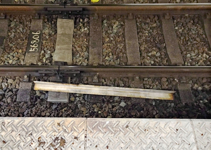 15キロの鋼材 線路に落下 名古屋市管理の陸橋 日本経済新聞