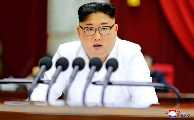 29日に開かれた2日目の朝鮮労働党中央委員会総会で報告する金正恩氏=朝鮮中央通信・ロイター 29日に開かれた2日目の朝鮮労働党中央委員会総会で報告する金正恩氏=朝鮮中央通信・ロイター