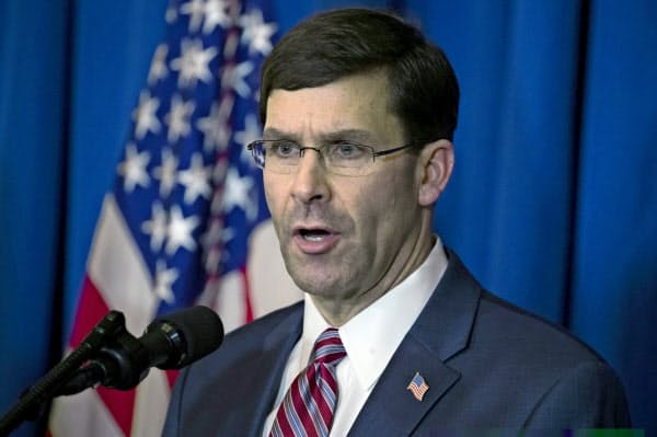 29日、エスパー米国防長官は武装勢力に追加措置をとる可能性を示した(米フロリダ州)=AP