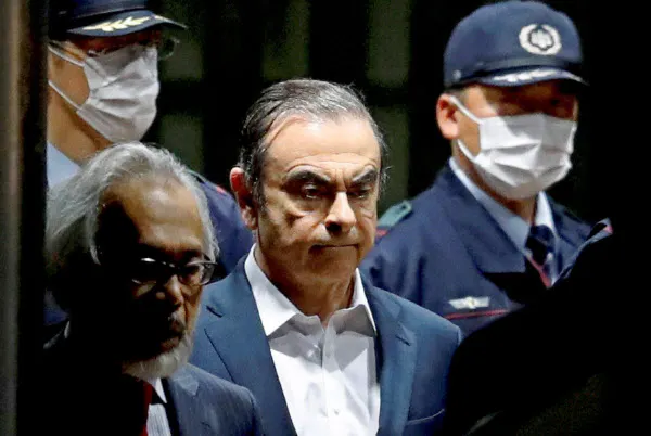 元日産会長のカルロス・ゴーン被告(4月25日、東京拘置所前)=ロイター