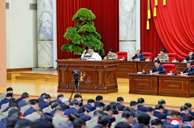 30日に開かれた朝鮮労働党の中央委員会総会で報告する金正恩氏=朝鮮中央通信・ロイター 30日に開かれた朝鮮労働党の中央委員会総会で報告する金正恩氏=朝鮮中央通信・ロイター