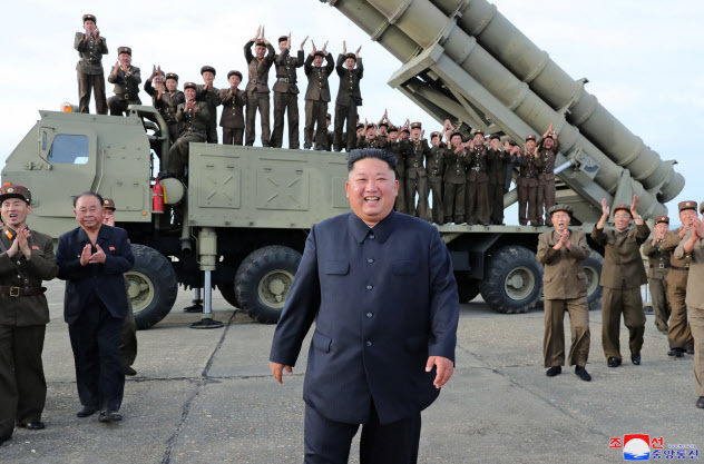 2019年8月、「超大型ロケット砲」の試射に立ち会った金正恩氏=朝鮮中央通信 2019年8月、「超大型ロケット砲」の試射に立ち会った金正恩氏=朝鮮中央通信