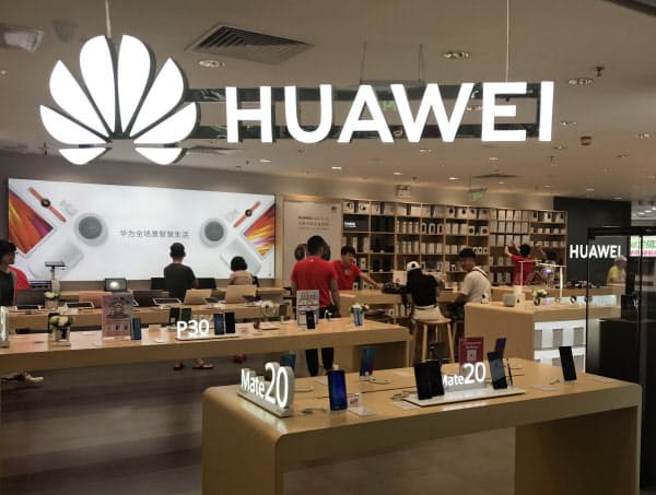 ファーウェイの中国でのスマートフォン販売は大きく伸びた(広東省広州市の店舗)
