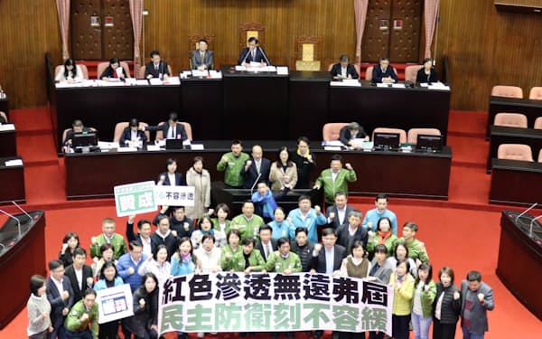 台湾与党・民進党の議員らは中国の浸透（介入）が「あらゆる場所に広がっている」とし、対策が必要だと訴えた（12日、台北市の立法院）
