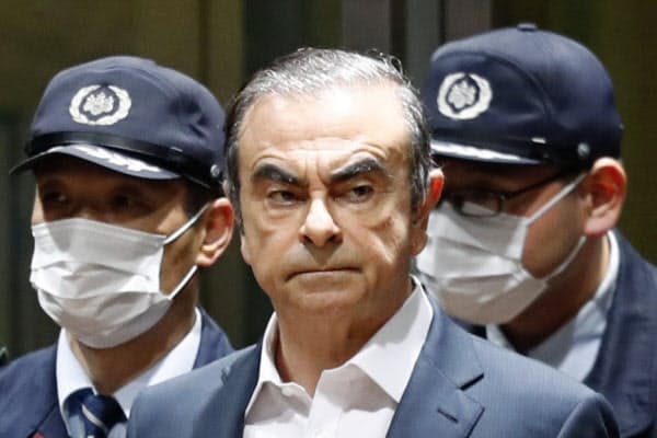 レバノンの主要テレビMTV(電子版)はゴーン元会長が楽器の箱に隠れ、日本の地方空港から出国したと報じた=共同